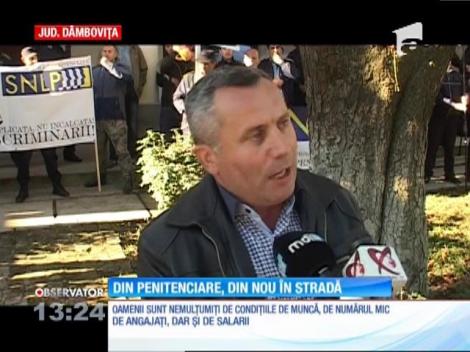 În judeţul Dâmboviţa, zeci de angajaţi ai penitenciarului Mărgineni au protestat în faţa instituţiei