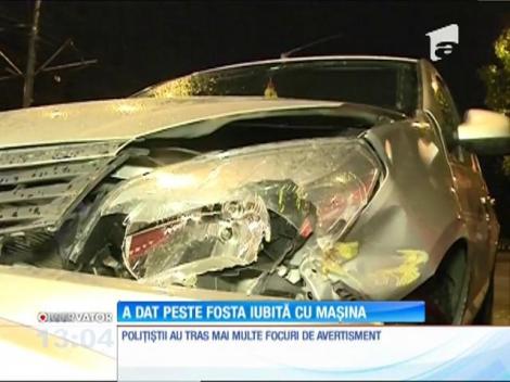 Un tănăr de 22 de ani şi-a luat fosta iubită pe capota maşinii