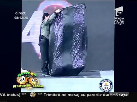 Smiley News: A schimbat 19 costume într-un singur minut!