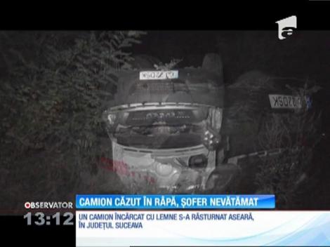 Un camion încărcat cu lemne s-a răsturnat în judeţul Suceava