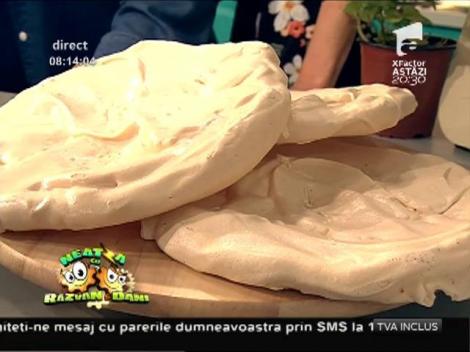 "Pavlova", un desert cu bezea şi multe fructe