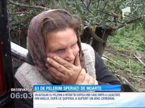 Un autocar cu 51 de pelerini a ajuns în curtea unei case din Suceava, după ce şoferul a suferit un atac cerebral