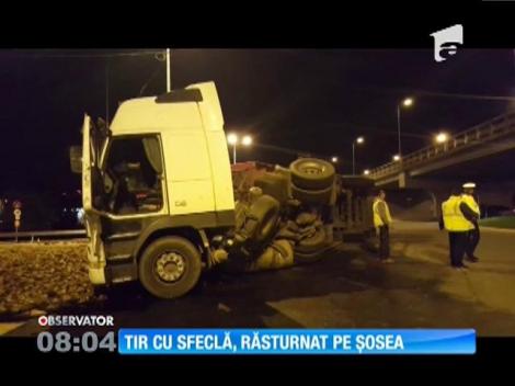 Un TIR încărcat cu sfeclă s-a răsturnat la ieşirea din Oradea spre Arad