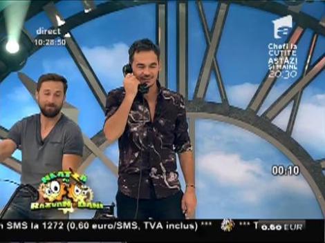 Râzi cu lacrimi! Ami, închisă cu Shrek într-o cabina telefonică!