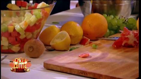 Prea dulce ca „de diabet”, prea acră și cu prea multă scorțișoară. Proba salatei de fructe le-a pus capac concurenților! Unii au fost salvați de poezie!