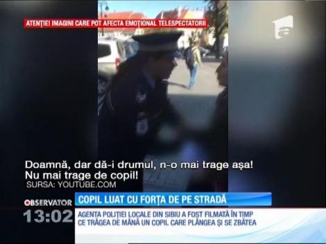 Copilul unei cerșetoare, luat cu forța de pe stradă de o agentă de la Poliţia Locală