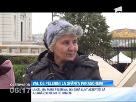 Zeci de mii de pelerini sunt aşteptaţi la Iaşi, la Hramul Sfintei Parascheva. Racla urmează să fie scoasă din Catedrală, iar oamenii s-au grăbit să se închine la sfintele moaşte