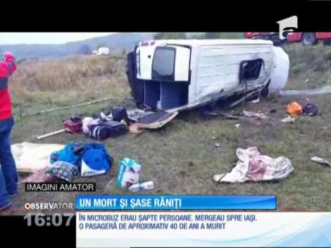 Microbuz plin cu basarabeni, răsturnat pe câmp. O pasageră a murit
