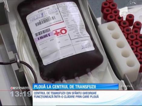 Situaţie dramatică la centrul de transfuzii din Sfântu Gheorghe. Apa curge prin tavan iar medicii iau sânge de la donatori cu ligheanele lângă ei