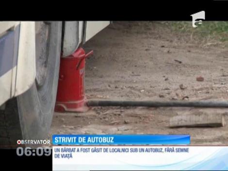 Un bărbat din Timiş a murit strivit de greutatea autobuzului pe care îl repara