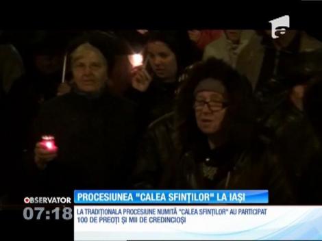 Mii de credincioşi au participat aseară la procesiunea "Calea Sfinţilor", un moment impresionant. Au parcurs câţiva kilometri pe jos pe străzile Iaşiului