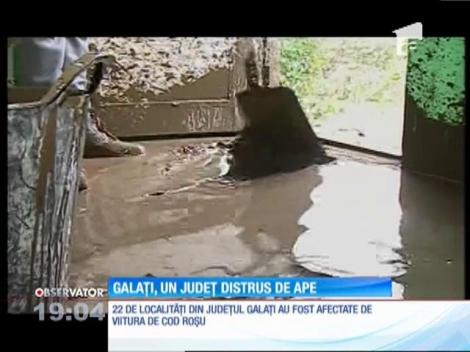 Peste o mie de oameni sunt sinistraţi în judeţul Galaţi. Au avut apă şi de doi metri în casă!