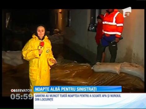 Sunt pagube însemnate în judeţul Galaţi unde ploiele torenţiale au făcut ravagii. Mulţi dintre sinistraţi nu şi-au părăsit însă locuinţele. Noaptea trecută au muncit încontinuu ca să scoată apa şi noroiul din case