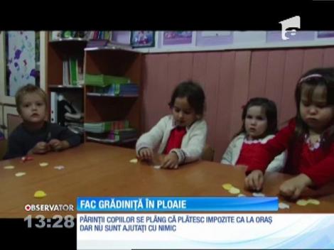 La o grădiniţă din oraşul Salcea, judeţul Suceava, copiii învaţă cu umbrela în mână