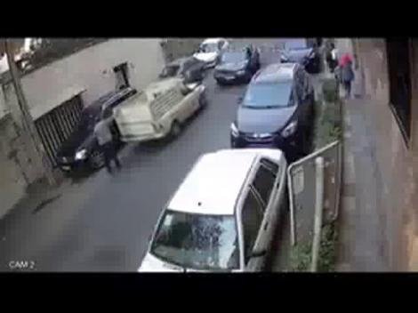 Video şocant. Un şofer distruge totul în calea lui. Pedala de acceleraţie e apăsată la maximum, iar pietonii încearcă să îl oprească. Cum se termină totul?!