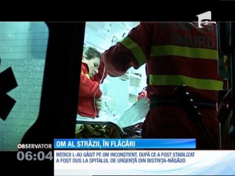 Un om al străzii se zbate între viaţă şi moarte la spital după ce şi-a dat foc!