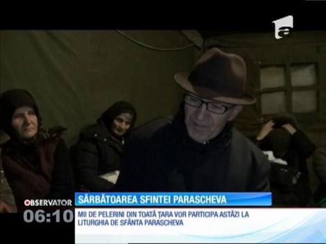 Cu gândul în rugăciune, oamenii au stat ore întregi la rând! Mii de pelerini sunt pregătiţi pentru marea sărbătoare a Sfintei Parascheva.