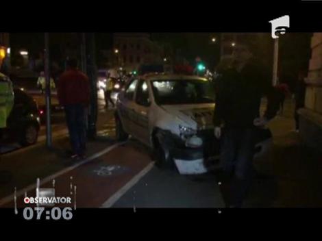 O maşină de poliţie, spulberată într-o intersecţie