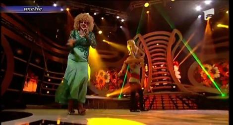 Mișcări provocatoare și senzuale, în ritm de „Bamboleo”! Și ce picioare sexy are Lucian! Toți au crezut c-o văd pe Celia Cruz!