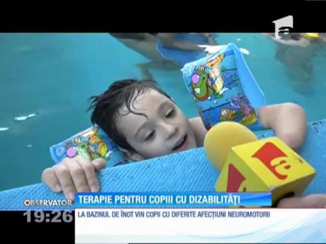 Înotul, terapie pentru copiii cu probleme neuromotorii