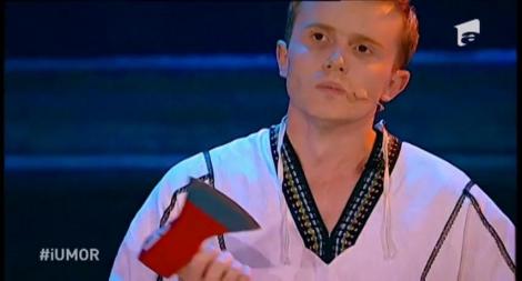 Nici să vrei şi n-ai putea uita un asemenea număr! Un topor, o ie şi replici geniale! Ionuț Rusu l-a facut pe Cheloo sa râdă timp de trei minute: “Jur că mi-e rău”
