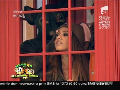 Râzi cu lacrimi! Lariss, înghesuită într-o cabina telefonică