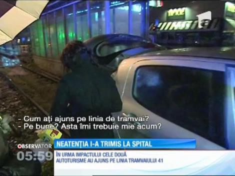 Doi şoferi s-au oprit la un pas de tragedie, într-o intersecţie din Bucureşti. După ce unul dintre ei a trecut pe roşu, maşinile lor s-au ciocnit şi au ajuns într-o staţie de tramvai