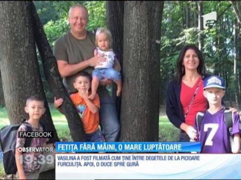 O fetiţă fără mâini din Rusia a învăţat să scrie şi să mănânce cu picioarele