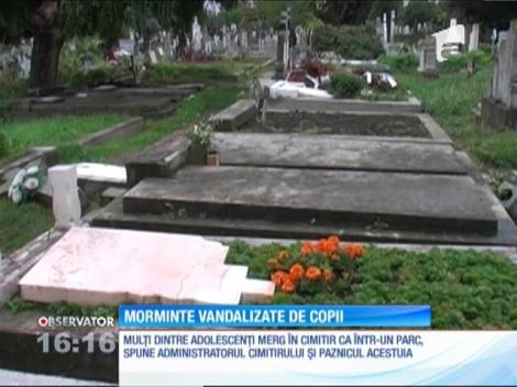 Cinci adolescenţi au vandalizat mai multe morminte într-un cimitir din Arad