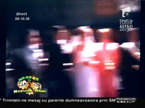 Smiley News: Un preot moldovean întrerupe o nuntă ca să vorbească la mobil. Reacţia nuntaşilor e genială