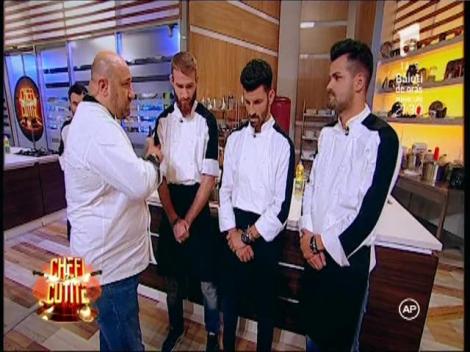 Duelul are loc între toți cei din echipa argintie, jumătate din echipa roșie și jumătate din cea neagră