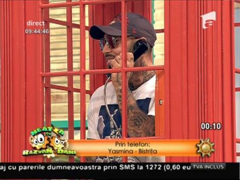 Râzi cu lacrimi! Alex Velea, înghesuit într-o cabina telefonică