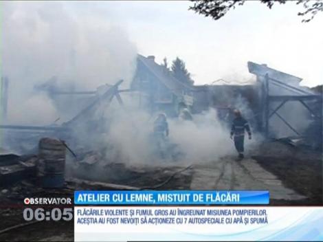 Atelier cu lemne, mistuit de flăcări