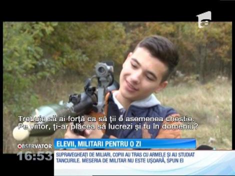 29 de elevi de clasa a 7-a din Târgovişte, militari pentru o zi