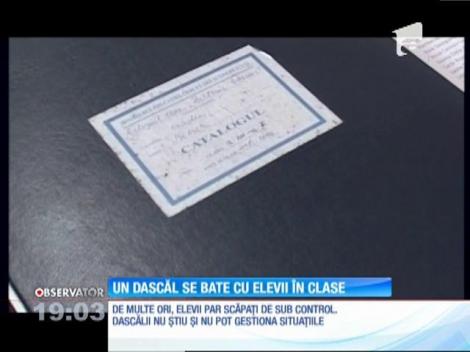 Imagini şocante surprinse într-o şcoală din Dâmboviţa! O profesoară, filmată în timp ce se bate cu elevii