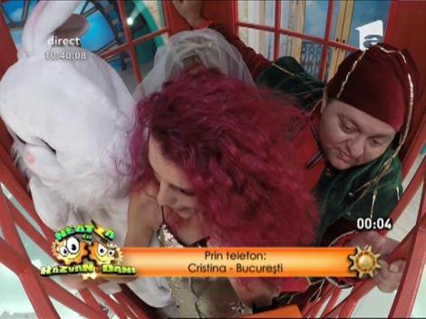 Râzi cu lacrimi! Andreea D, înghesuită într-o cabina telefonică!