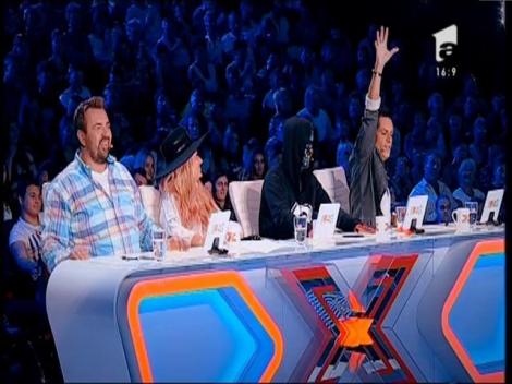 Cu patru de "DA", Tudor Florin se califică &icirc;n următoarea etapă X Factor!
