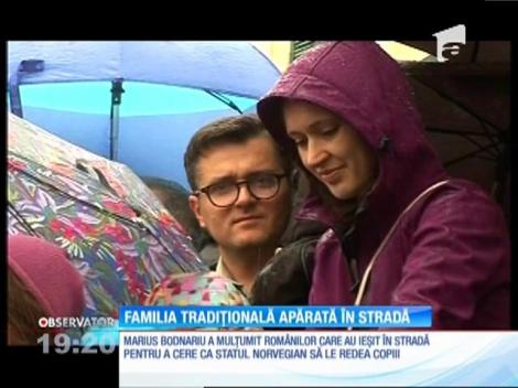 Mii de oameni au ieşit astăzi în stradă, la Oradea pentru a susţine familia tradiţională