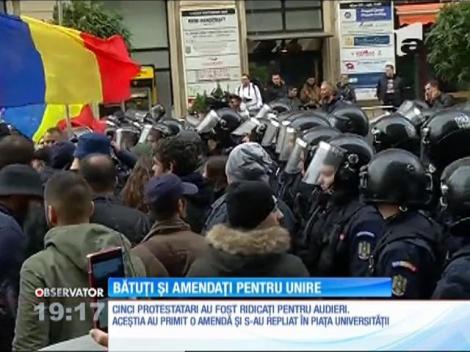 Violenţe în centrul Bucureştiului, în timpul unui marş pentru unirea României cu Basarabia. Jandarmii au folosit gaze lacrimogene şi au dus la secţie cinci manifestanţi