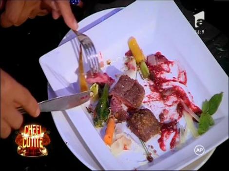 Chefii degustă preparatele concurenților care au intrat la duel: ”Combină orice cu orice. Curând vom mânca mici cu frișcă!”