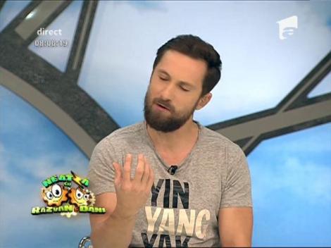 Hoțule, hoțuleeee! Dani Oţil a "furat" şosetele altcuiva din vestiarul de la sala de fitness!