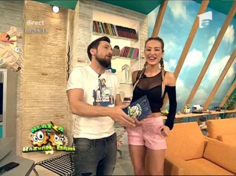 Băi, băiatuleee! Dani, noua blondă sexy de la ”Neatza”, față-n față cu Flavia. Cum fac fetele selfie în club: ”Cum să stai 40 de minute încontinuu?”