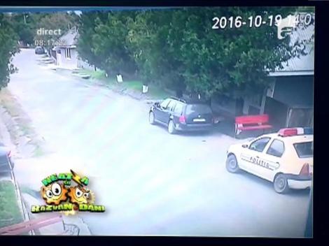 Smiley News: Cum ajunge o mașină de poliție în șanț, singură