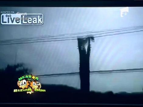 Smiley News! Fularul și fesul, vedetele toamnei: Ce face românul când nu are curent electric și căldură? ”Țurțuri” la nas!