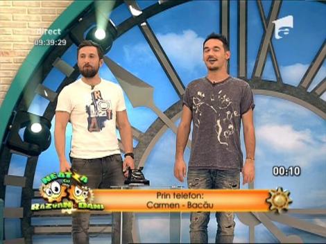 Râzi cu lacrimi! Elena Gheorghe, înghesuită într-o cabină telefonică