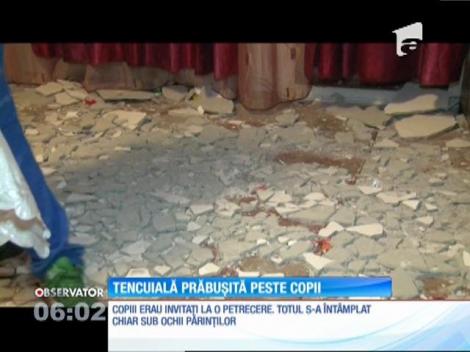 Doi copii din Botoşani au fost răniţi după ce bucăţi din tencuiala de pe tavan s-a prăbuşit peste ei