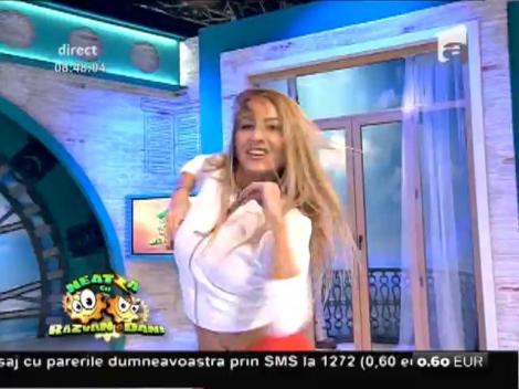 Flavia, ținută de infarct la emisiune! Vecina de la ”Neatza” și-a etalat trupul de invidiat într-o pereche de pantaloni scurți. Mult prea scurți!