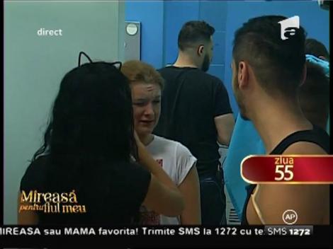 Ana-Maria şi-a dat în petic în casa băieţilor!