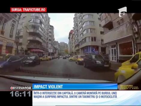Un taximetru, care nu a acordat prioritate, a intrat violent într-o motocicletă, în Capitală