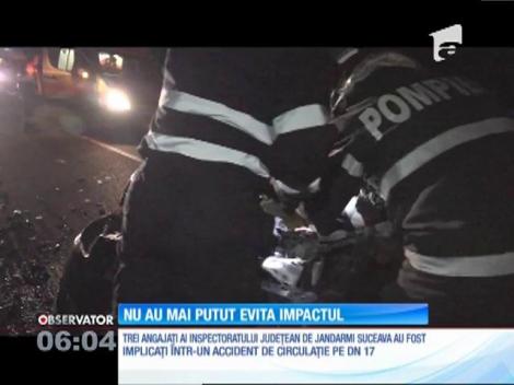 Grav accident! O vacă a făcut praf o maşină cu trei jandarmi din Suceava